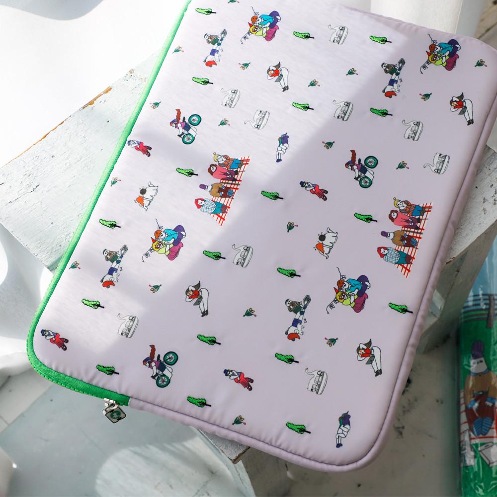 I seoul u X the gil laptop pouch