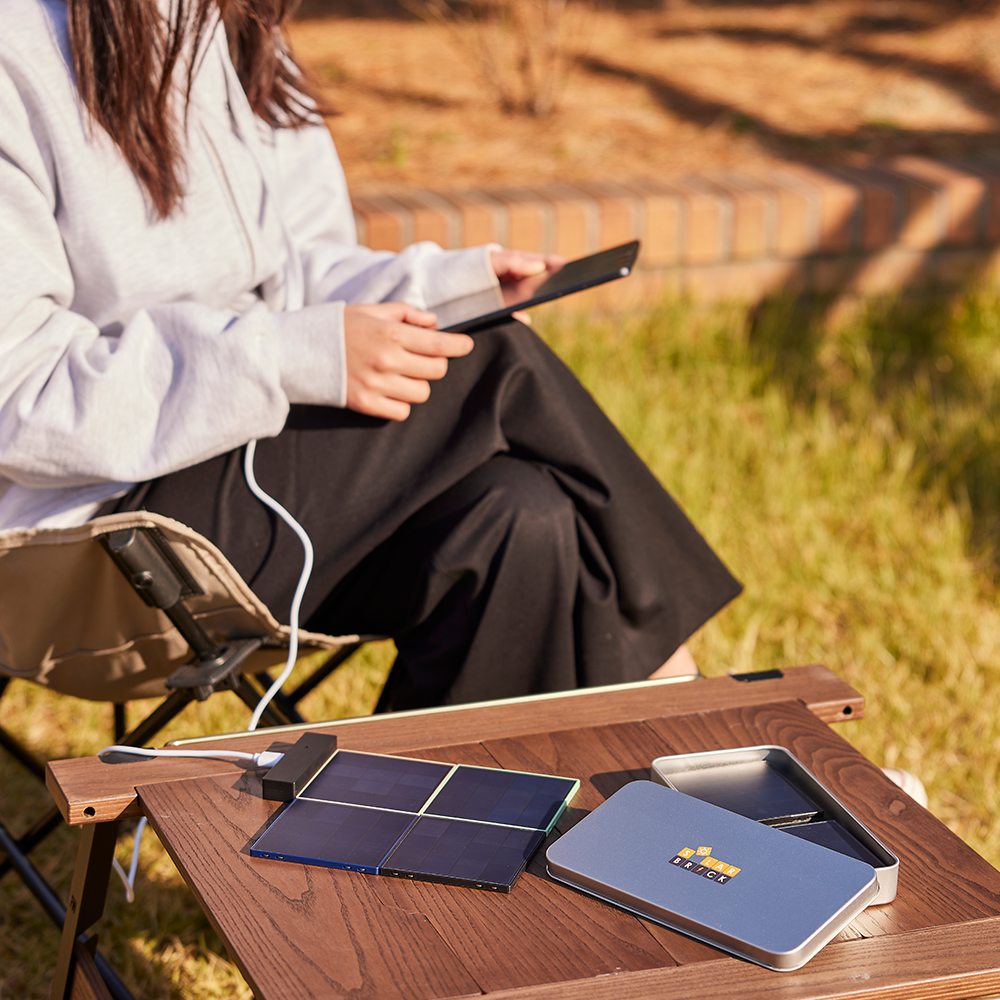 Portable combinable solar charger SolarBrick GEN1